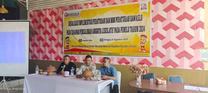 
 Komisioner Bawaslu Muna, Aksar (kanan) saat memberikan sambutan Sosialisasi Peraturan dan Non Peraturan Bawaslu. Foto: Nursan