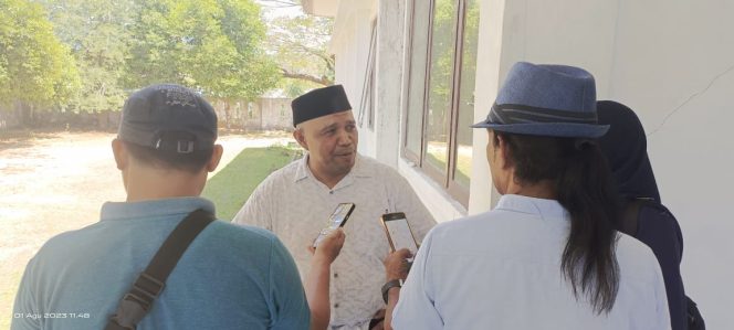 
 Ketua Komisi III DPRD Kabupaten Muna, Awal Jaya Bolombo saat diwawancarai awak media. Foto: Nursa