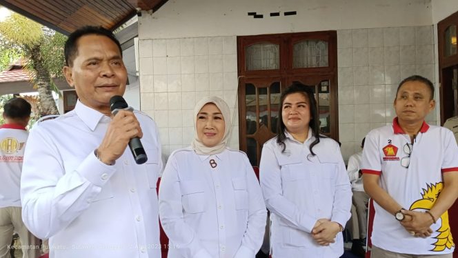 
 La Ode  Barhim bersama Ibu di dampingi Istri Ketua DPD Gerindra dan Sekertaris DPD Gerindra Sultra. Foto : Ist
