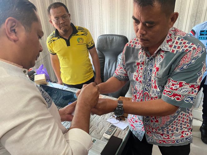 
 Petugas Lapas Kelas IIA Kendari bersama Kasat Resnarkoba Polresta Kendari, AKP Hamka mengamankan barang bukti sabu. Foto: Istimewa