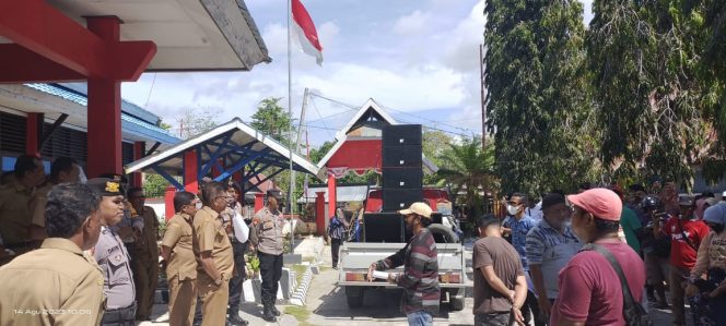 
 Masa aksi berdialog dengan Kepala DPMD Muna Fadjaruddin Wunanto di halaman kantor DPMD. Foto: Nursan