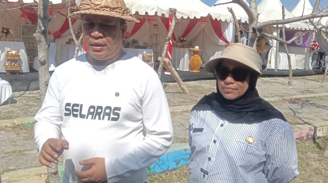 
 Bupati Konut, Ruksamin didampingi salah satu kepala OPD menggelar konferensi pers di Pantai Taipa lokasi persiapan upacara HUT RI. Foto: PENAFAKTUAL.COM