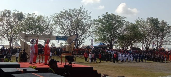 
 Upacara HUT RI di Lapangan Pantai Taipa Konawe Utara. Foto: Husain