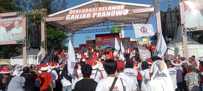 
 Adian Napitupulu menyampaikan orasi politik di hadapan ribuan relawan Ganjar Pranowo Sulawesi Tenggara. Foto: Husain
