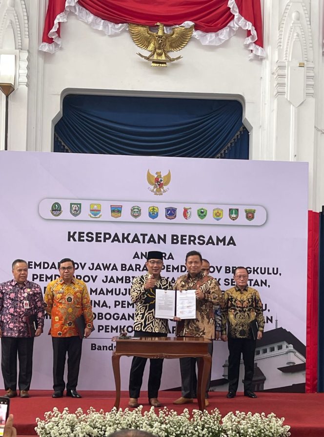 
 Bupati Muna, LM Rusman Emba dan Gubernur Jabar, Ridwan Kamil usai menandatangani MoU terkait Pengembangan Potensi Daerah dan Peningkatan Pelayanan Publik di Gedung Sate, Jalan Diponegoro, Kota Bandung. Foto: Istimewa.