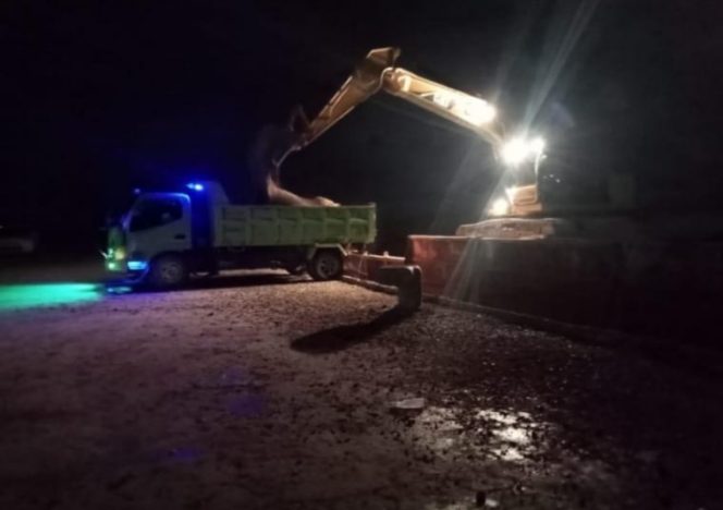 
 Aktivitas bongkar muat curah padat berupa batu suplit dan pasir di Pelabuhan Nusantara Raha. Foto: Istimewa