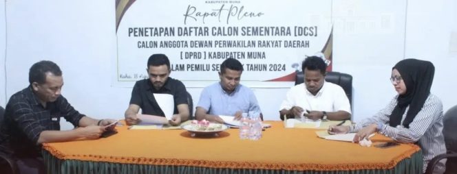 
 Komisioner KPU Muna saat Pleno Penetapan DCS Anggota DPRD Muna pada Pemilu tahun 2024. Foto : Istimewa.