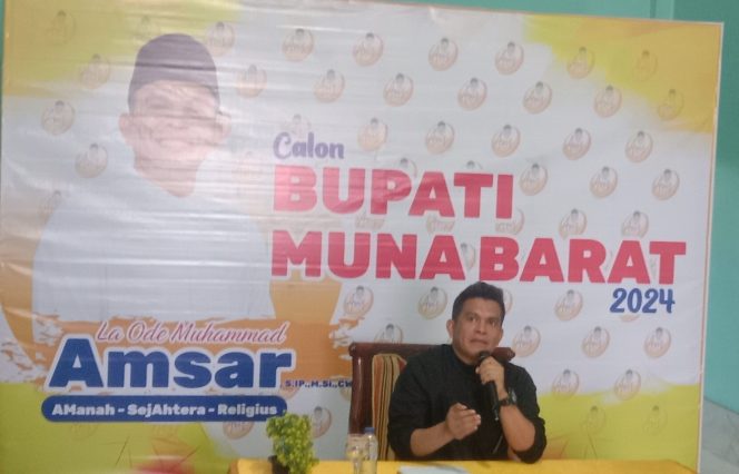 
 La Ode Muhammad Amar menggelar konferensi pers menyatakan suap bertarung sebagai calon Bupati Muna Barat periode 2024-2029. Foto: Husain