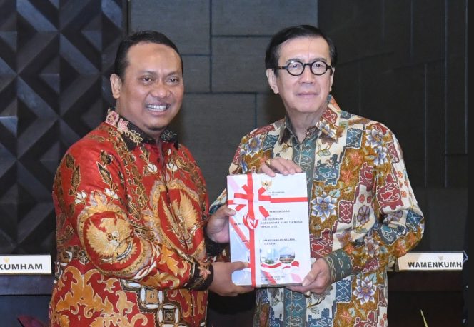 
 Menteri Hukum dan HAM, Yasonna H. Laoly menerima opini WTP dari BPK. Foto: Istimewa