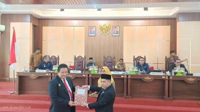 
 Ketua DPRD Muna, Irwan saat menyerahkan Dokumen Perda APBD-P TA 2023 kepada Bupati Muna, LM. Rusman Emba. Foto : Nursan