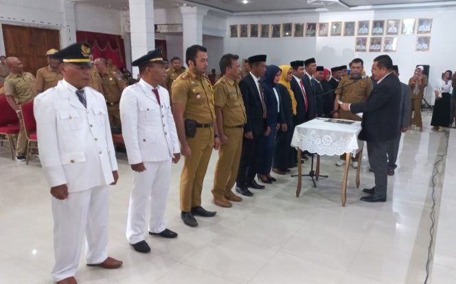 
 Bupati Muna LM. Rusman Emba melantik Pejabat Eselon II, III dan IV Pemda Muna. Foto : Nursan