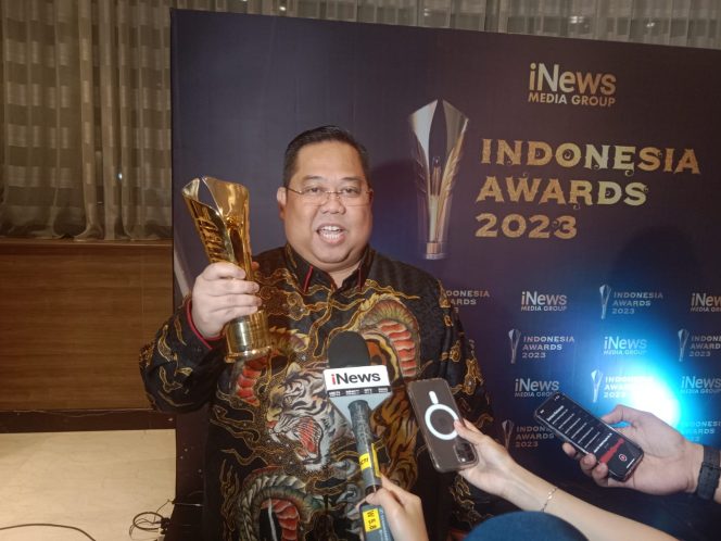 
 Ketua umum Kadin Sultra Anton Timbang saat di wawancarai usai mendapat penghargaan. Foto : Ist
