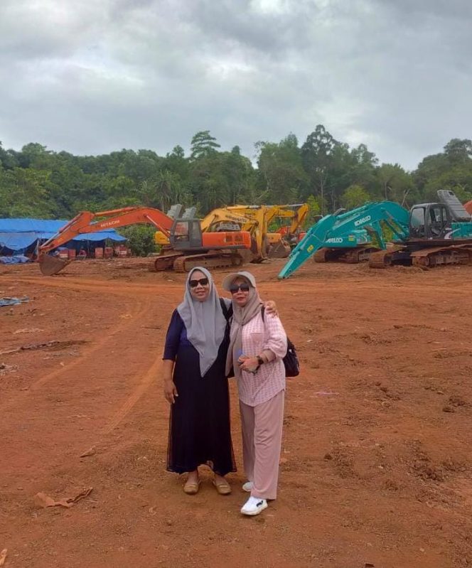 
 Pendiri Yayasan Islam Zikrullah Almaida, Sumiati Maida dan Plt. Kepala SMKS Pertambangan Muna, Wa Ode Nuraena saat berada disalah satu Perusahaan Pertambangan di Sultra dalam rangka membuat nota kesepahaman Memorandum of Understanding (MoU). Foto : Istimewa.