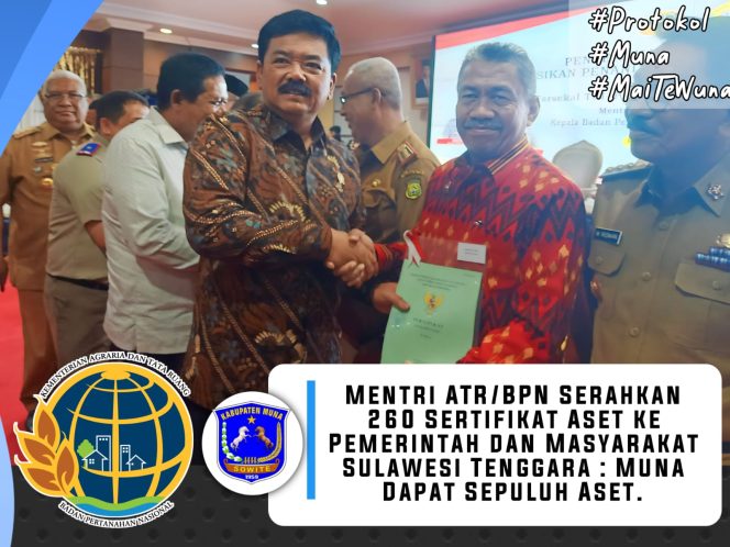 
 Wakil Bupati Muna, Bachrun Labuta menerima Sertifikat Aset dari Menteri ATR/Kepala BPN, Hadi Tjahjanto di Aula Rumah Jabatan Gubernur Sultra. Foto : Istimewa.