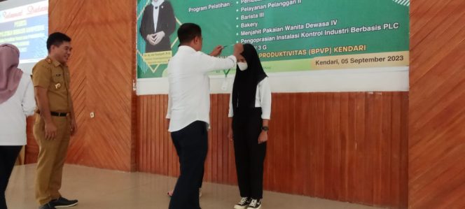 
 Kepala BPVP Kendari Amran, S.T., mengalungkan tanda peserta kepada salah satu perwakilan peserta. Foto: Istimewa