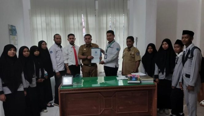 
 Kepala Dinas Kominfo, Statistik dan Persandian Muna, Muh. Haidar bersama Kepala SMKS Karya Persada, Riki usai teken nota kesepahaman Memorandum of Understanding (MoU) terkait pelaksanan pendidikan dan pelatihan program keahlian dan teknik kompiter dan jaringan. Foto : Istimewa.