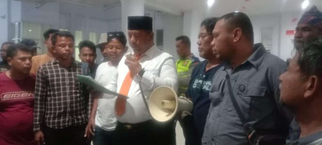 
 Ketua DPRD Kota Kendari, Subhan, S.T., membacakan rekomendasi pencabutan sanksi SPBU Martandu di hadapan puluhan sopir truk. Foto: Husain
