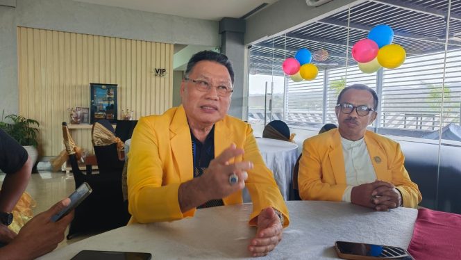 
 Ketua DPD I Partai Golkar Sultra Herry Asiku (kiri) bersama Sekertaris DPD I Partai Golkar Sultra, Basri. Foto: Istimewa