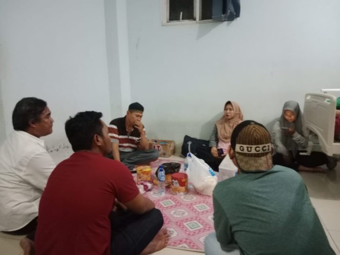 
 Pihak PT Wika saat bertemu keluarga korban di BLUD RS Konawe. FOTO: Istimewa