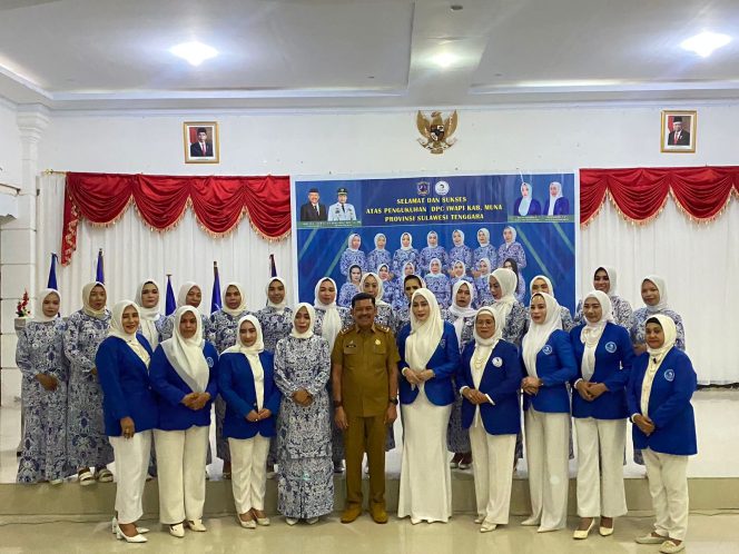 
 Sekda Muna, Eddy Uga bersama Pengurus DPC IWAPI Muna periode 2023-2028 di Gedung Aula Galampano Raha. Foto : Istimewa