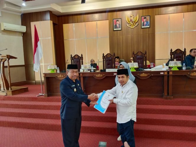 
 Wakil Bupati Muna, Bachrun Labuta saat menyerahkan Dokumen Raperda APBD-P TA 2023 kepada Ketua DPRD Muna, Irwan. Foto : Nursan