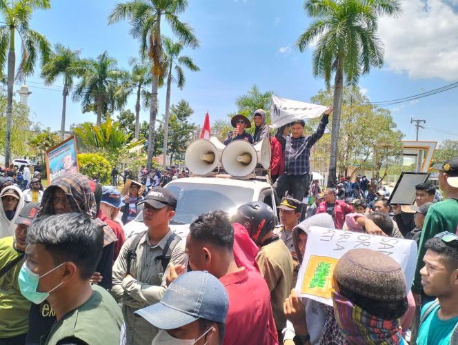 
 Ratusan petani, mahasiswa dan pemuda melakukan aksi demonstrasi di Kejati Sultra. Foto: Istimewa