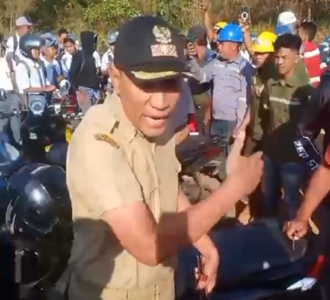 
 Yastin Sutrisno, Kepala Desa Pesouha membentak siswa dan guru yang melakukan pemblokiran jalan akibat debu yang ditimbulkan oleh aktivitas truck perusahaan tambang. Foto: Istimewa
