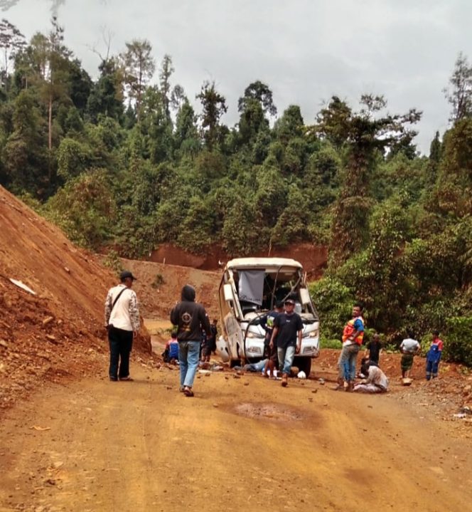 
 Bus yang mengangkut karyawan tambang PT Hillcon kecelakaan di Lameruru, Kecamatan Langgikima, Kabupaten Konawe Utara. Foto: Istimewa