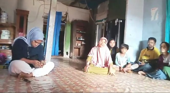 
 Ibu Dirman (23) Korban meninggal yang di duga gantung diri dalam sel Polsek Kabawo, saat berbincang dengan sejumlah awak media. Foto. Ist