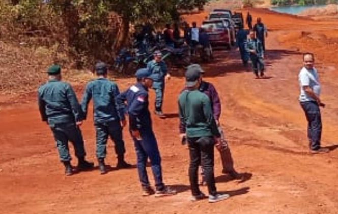 
 Penyidik Gakkum Kementerian Lingkungan Hidup dan Kehutanan (KLHK) melalui Pos Gakkum LHK Kota Kendari saat melakukan penyitaan alt berat di Desa Oko-oko, Kecamatan Pomalaa, Kabupaten Kolaka, Rabu, 06 September 2023 lalu. Foto. Ist