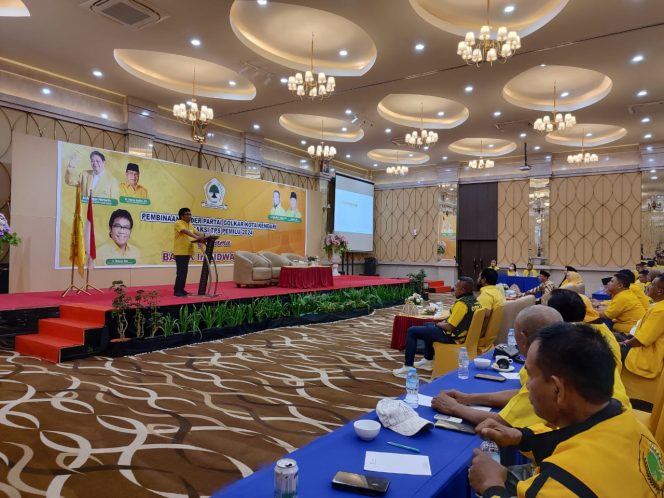 
 Ir Ridwan Bae memberikan penguatan kepada Kader Partai Golkar Kota Kendari dan saksi TPS Pemilu 2024. Foto: Tim Penafaktual.com