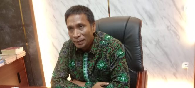 
 Kepala Dinas Pendidikan dan Kebudayaan Sultra, Yusmin saat memberikan keterangan pers. Foto. Tim