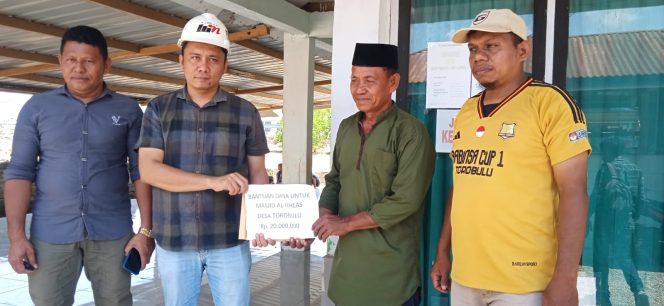 
 Manajemen PT WIN menyerahkan bantuan pembangunan Masjid Desa Torobulu Kecamatan Laeya. Foto: Istimewa
