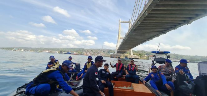 
 Tim KSOP Kendari turut membantu mencari seorang pemuda jatuh dari Jembatan Teluk Kendari. Foto: Istimewa
