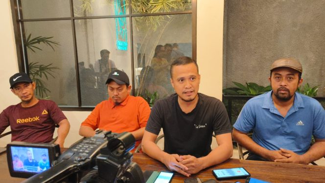 
 Manajemen PT Asmindo melaksanakan konferensi pers di salah satu Warung Kopi di Kota Kendari. Foto: Istimewa