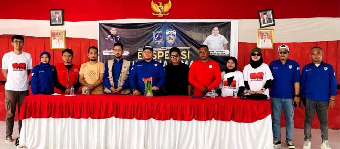 
 Pengurusa IMI Muna bersama Camat Batukara, Kanit Reskrim Polsek Maligano, Kepala Desa Moolo, Kapus Batukara, Pengurus IDI saat Pelaksanaan Kegiatan Bakti Sosial Kesehatan di Kecamatan Batukara, Kabupaten Muna. Foto : Istimewa.