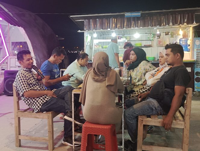 
 Manejer PPLN (Persero) ULP Raha, Dambaruddin (baju kotak-kotak) saat silaturahmi dan berbicara menyampaikan kendala terjadinya pemadaman listrik kepada Insan Pers (Wartawan). Foto : Nursan