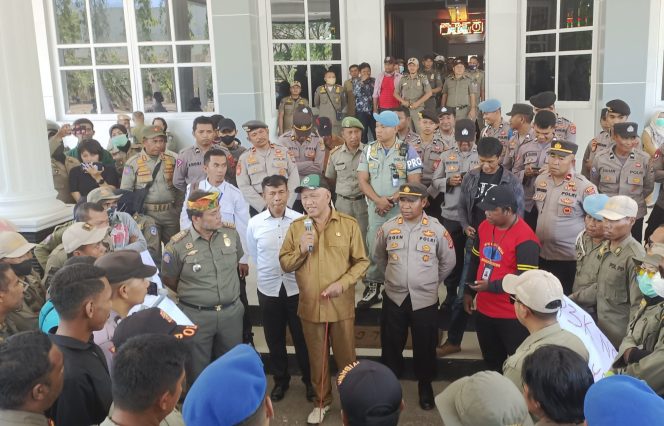 
 Asisten II, Rimba Sua saat menerima masa aksi yang tergabung dalam Forkom Pol PP dan melakukan dialog bersama di Kantor Bupati Muna. Foto : Nursan