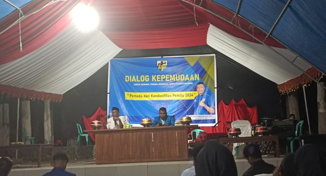 
 Ketua Dewan Pimpinan Daerah (DPD) Komite Nasional Pemuda Indonesia (KNPI) Kabupaten Muan, La Ode Muhram Naadu dan Kepala Badan Kesatuan Bangsa dan Politik (Kesbangpol) Kabupaten Muna saat memberikan materi kegiatan Dialog Kepemudaan. Foto : Nursan