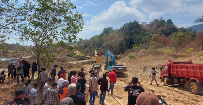 
 Suasana masa saat berhasil mengeluarkan alat berat yang melakukan aktivitas pertambangan emas. Foto : Tim
