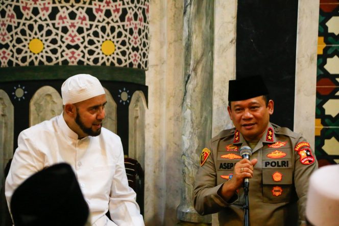 
 Kaops Irjen Asep Edi Suheri bersama Habib Syech Bin Abdul Qadir Assegaf menyerukan pemilu damai. Foto: Istimewa