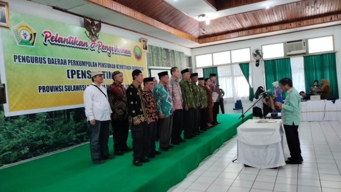 
 Kepala Dinas KehutananSulawesi Tenggara, Ir Sahid, melantik pengurus Penshutindo Sultra. Foto: Istimewa