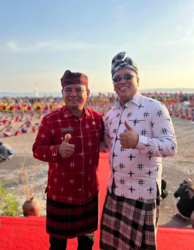 
 Bupati Konawe Utara Ruksamin berpose dengan Pj Gubernur Sultra Andap Budi Revianto. Foto: Istimewa