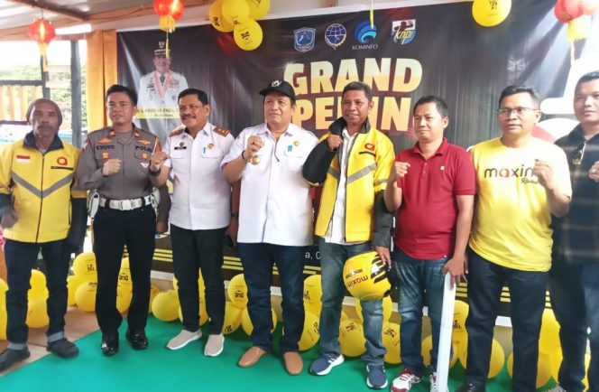 
 Bupati Muna, LM. Rusman Emba (tengah) saat menghadiri kegiatan grand opening dengan tagline 