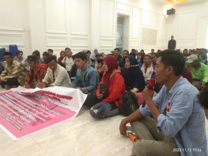 
 WALHI Sultra menggelar aksi demonstrasi di kantor BPN Sultra. Foto: Istimewa 