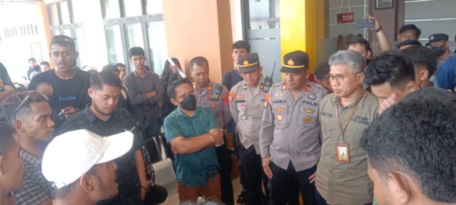 
 Massa aksi dari Lembaga Kajian dan Edukasi Hukum Sulawesi Tenggara saat berdialog dengan kepala BPN Kota Kendari, Kamis, 23 November 2023. Foto: Penafaktual.com