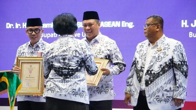 
 Bupati Konawe Utara Dr. Ir. H. Ruksamin, S.T., M.Si., IPU., ASEAN. Eng., menerima penghargaan Anugerah Dwija Praja Nugraha dari Pengurus Besar PGRI. Foto: Istimewa 