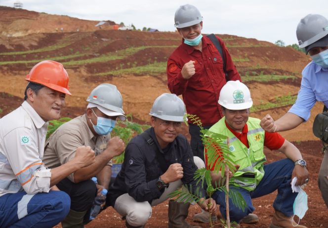 
 Dinas Kehutanan Provinsi Sulawesi Tenggara dan Kesatuan Pengelolaan Hutan (KPH) Unit XXIII Pulau Wawonii Kabupaten Konawe Kepulauan (Konkep) meninjau langsung kegiatan reklamasi dan pengelolaan lingkungan yang dilaksanakan PT Gema Kreasi Perdana (GKP) di Pulau Wawonii. Foto: Istimewa