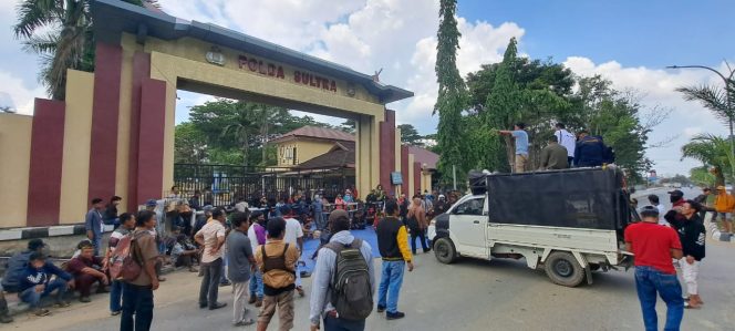 
 Walhi-Masyarakat Angata meggeruduk Kantor Polda Sultra. Foto: Istimewa