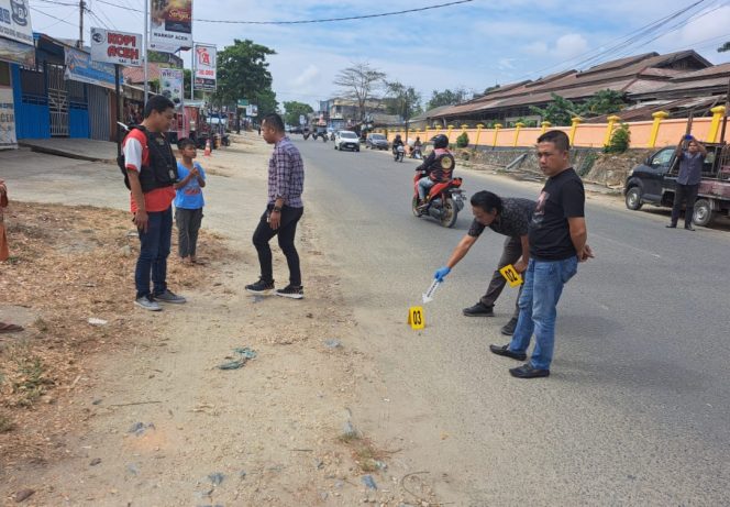 
 Anggota Polresta Kendari sedang melakukan olah TKP di lokasi kejadian. Foto: Istimewa
